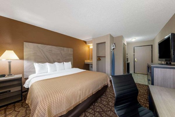 BAYMONT SUITES LAWRENCE (Lawrence)